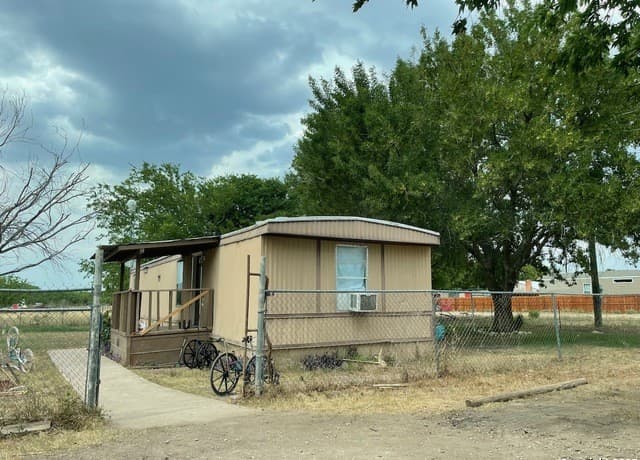 rental at 17189 Benton City Rd in Von Ormy, TX — photo 2