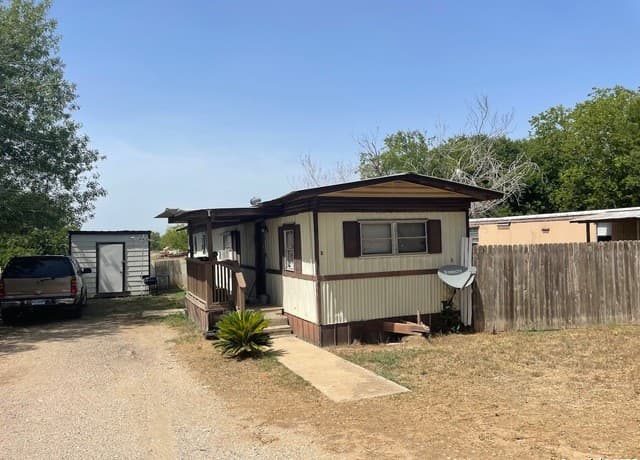 rental at 17189 Benton City Rd in Von Ormy, TX — photo 3