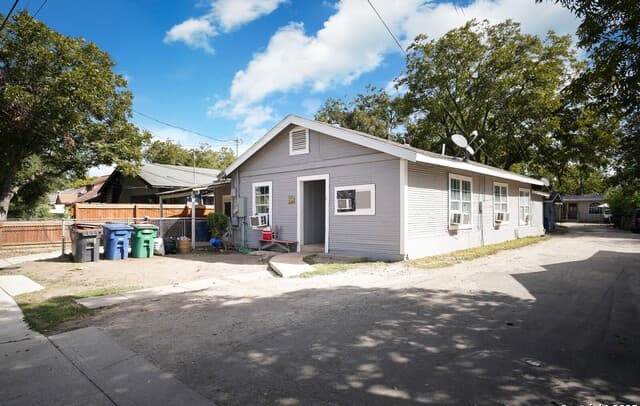 rental at 148 Gifford St in San Antonio, TX — photo 1