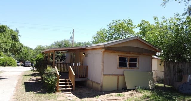 rental at 128 Winship Rd in Pleasanton, TX — photo 2