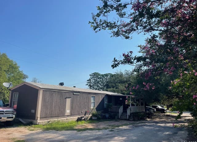 rental at 128 Winship Rd in Pleasanton, TX — photo 3
