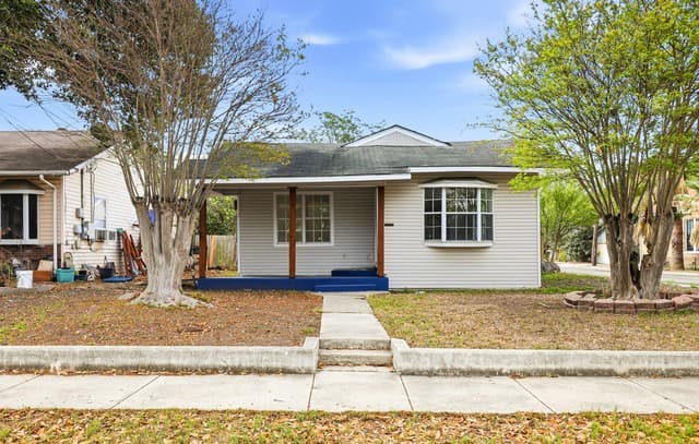 3-bedroom rental at 736 W Elsmere Pl in San Antonio, TX — photo 1