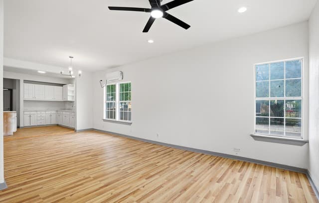 3-bedroom rental at 736 W Elsmere Pl in San Antonio, TX — photo 2