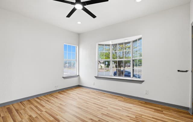 3-bedroom rental at 736 W Elsmere Pl in San Antonio, TX — photo 3