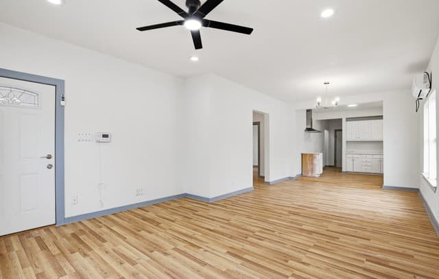 3-bedroom rental at 736 W Elsmere Pl in San Antonio, TX — photo 4