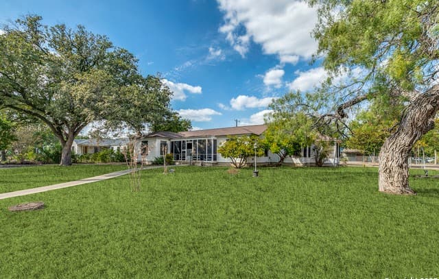 4-bedroom rental at 2301 W Mulberry Ave in San Antonio, TX — photo 1