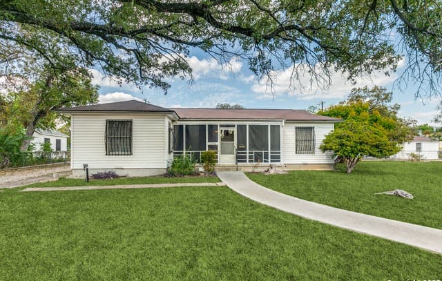 4-bedroom rental at 2301 W Mulberry Ave in San Antonio, TX — photo 2
