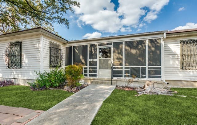 4-bedroom rental at 2301 W Mulberry Ave in San Antonio, TX — photo 3