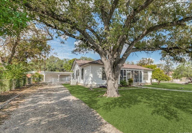 4-bedroom rental at 2301 W Mulberry Ave in San Antonio, TX — photo 4