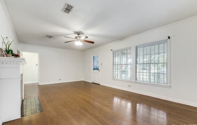 4-bedroom rental at 2301 W Mulberry Ave in San Antonio, TX — photo 5
