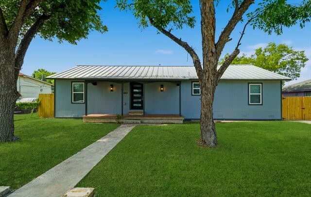 4-bedroom rental at 1126 W Lullwood in San Antonio, TX — photo 2