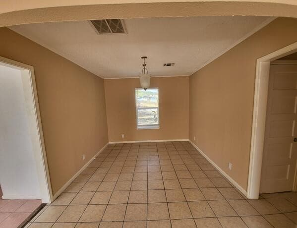 rental at 2443 W Huisache Ave in San Antonio, TX — photo 3
