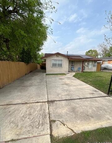 3-bedroom rental at 433 Dora St in San Antonio, TX — photo 2