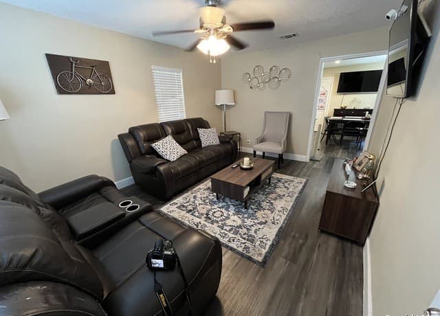 3-bedroom rental at 433 Dora St in San Antonio, TX — photo 3