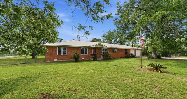 3-bedroom rental at 106 County Road 6611 in Devine, TX — photo 1