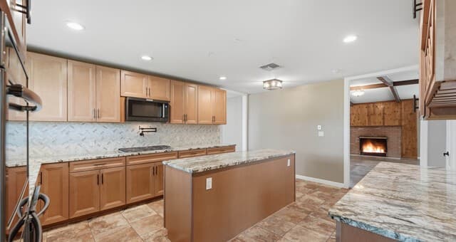 3-bedroom rental at 106 County Road 6611 in Devine, TX — photo 4