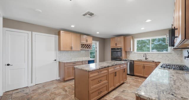 3-bedroom rental at 106 County Road 6611 in Devine, TX — photo 5