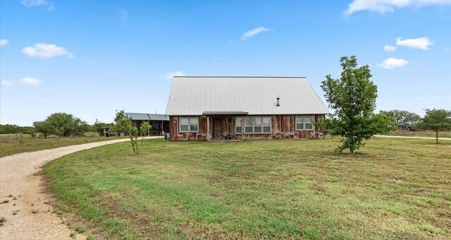 4-bedroom rental at 707 Creek Rd in Marion, TX — photo 2