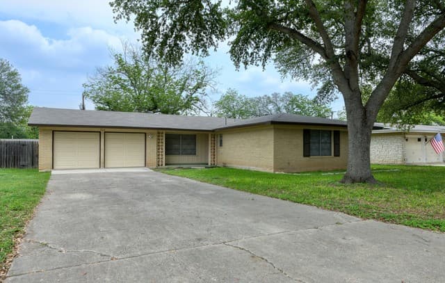 3-bedroom rental at 214 Oaklane Dr in Universal City, TX — photo 1