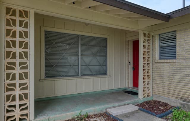 3-bedroom rental at 214 Oaklane Dr in Universal City, TX — photo 2