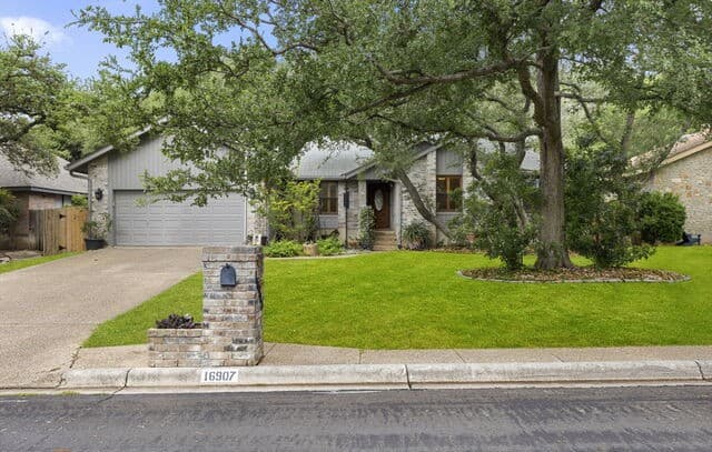 3-bedroom rental at 16907 Hidden Timber Wood in San Antonio, TX — photo 2