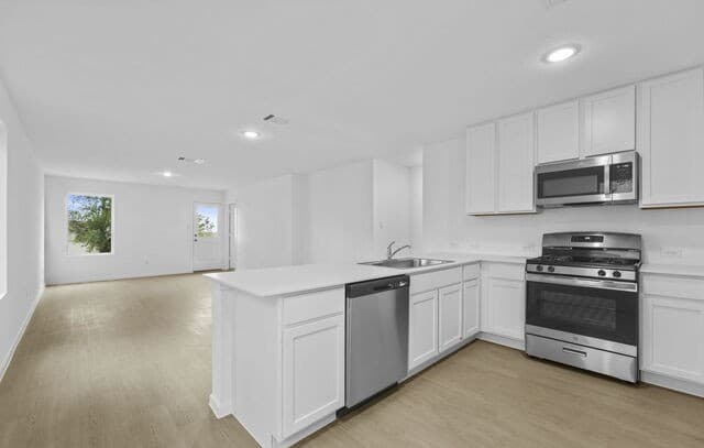 4-bedroom rental at 14916 Warwick Shire in San Antonio, TX — photo 4