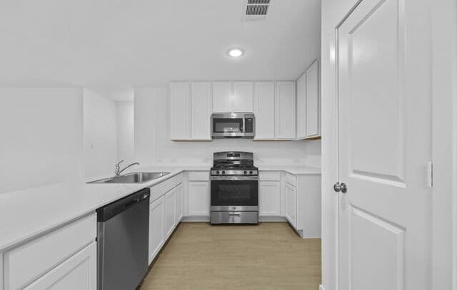 4-bedroom rental at 14916 Warwick Shire in San Antonio, TX — photo 5