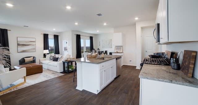 4-bedroom rental at 5209 Totem Bluff in San Antonio, TX — photo 3