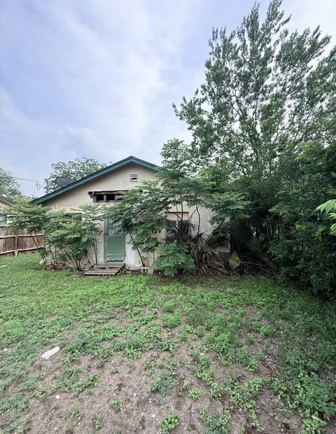 2-bedroom rental at 218 Illg Ave in San Antonio, TX — photo 2