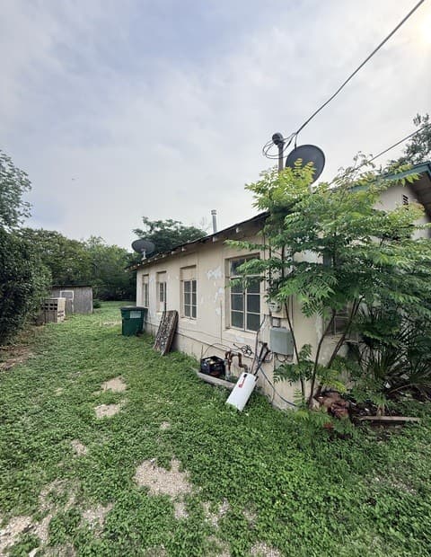 2-bedroom rental at 218 Illg Ave in San Antonio, TX — photo 3