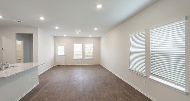 5-bedroom rental at 5205 Totem Bluff in San Antonio, TX — photo 2