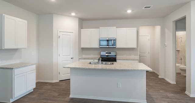 5-bedroom rental at 5205 Totem Bluff in San Antonio, TX — photo 4