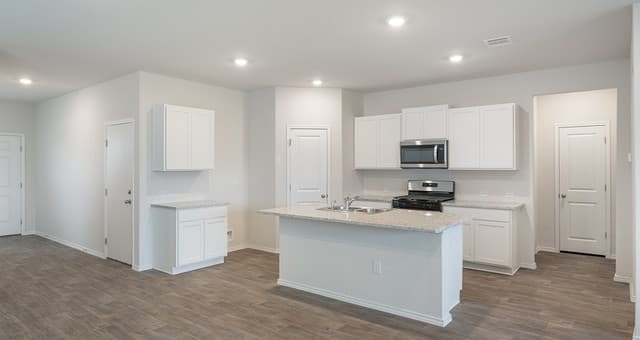 5-bedroom rental at 5205 Totem Bluff in San Antonio, TX — photo 5