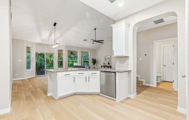 5-bedroom rental at 1921 Walter Raleigh in Windcrest, TX — photo 5