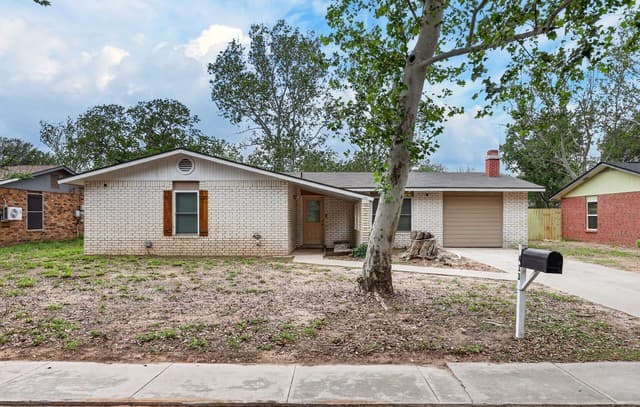 3-bedroom rental at 413 Georgia Ann Dr in Pleasanton, TX — photo 1