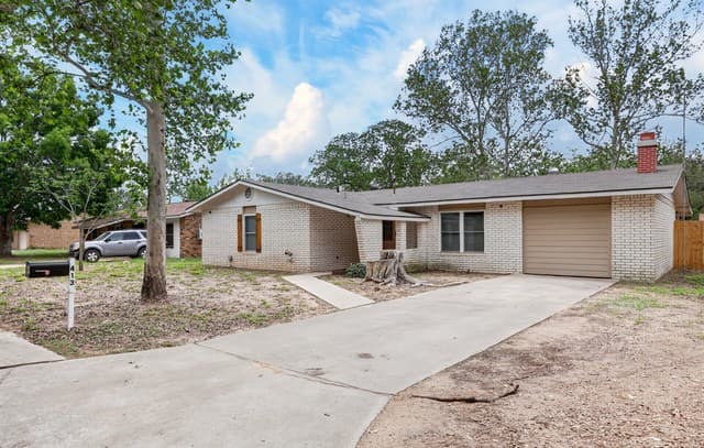 3-bedroom rental at 413 Georgia Ann Dr in Pleasanton, TX — photo 2