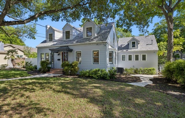 3-bedroom rental at 120 Lamont Ave in Alamo Heights, TX — photo 2