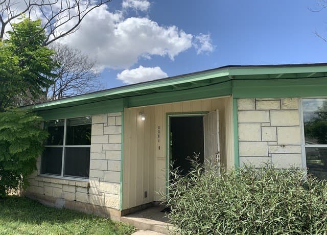 rental at 111 Laddie Pl in San Antonio, TX — photo 1