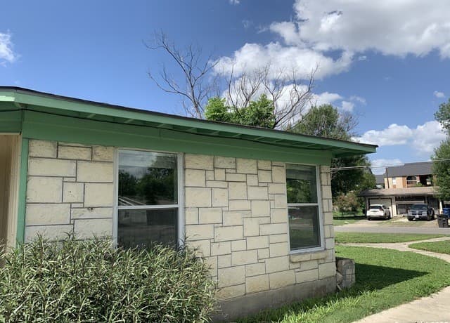rental at 111 Laddie Pl in San Antonio, TX — photo 2