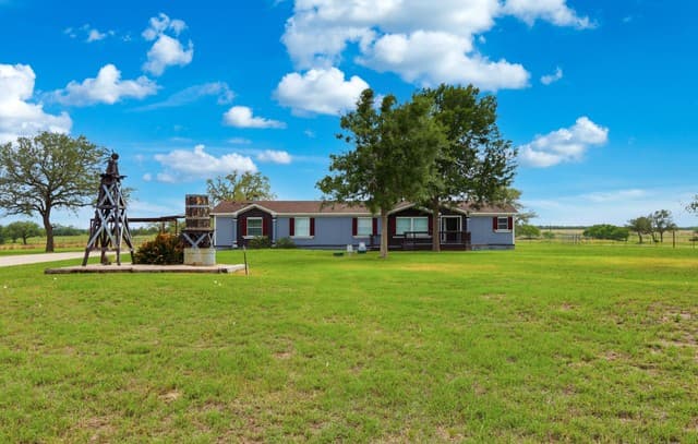 4-bedroom rental at 5975 County Road 277 in Gillett, TX — photo 1