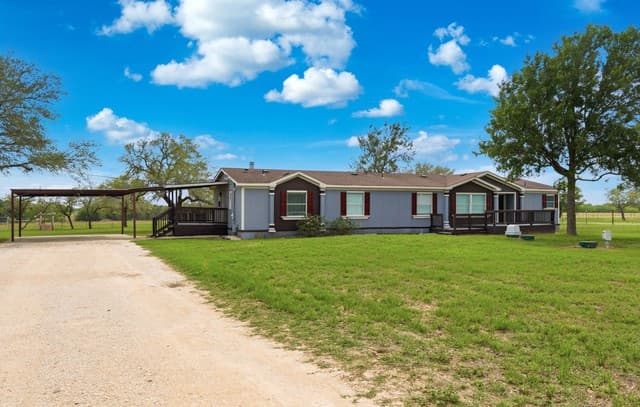 4-bedroom rental at 5975 County Road 277 in Gillett, TX — photo 2
