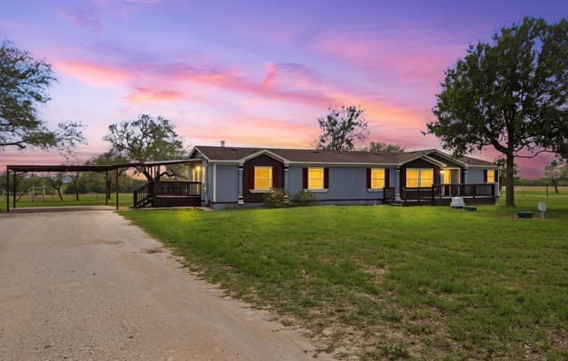 4-bedroom rental at 5975 County Road 277 in Gillett, TX — photo 3