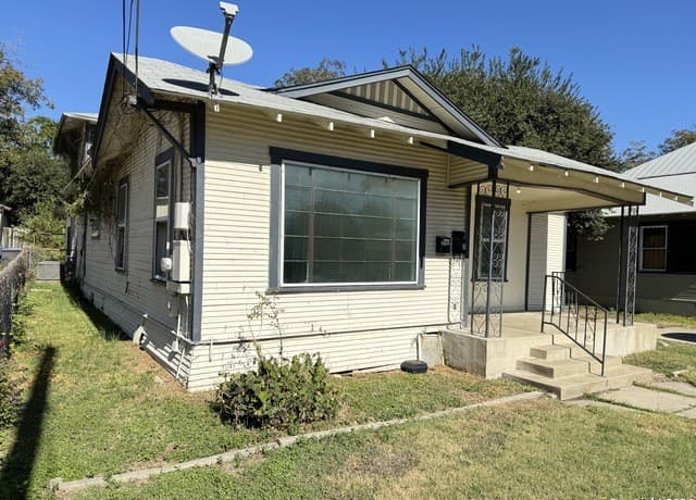 4-bedroom rental at 211 Preston in San Antonio, TX — photo 1