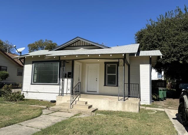 4-bedroom rental at 211 Preston in San Antonio, TX — photo 2