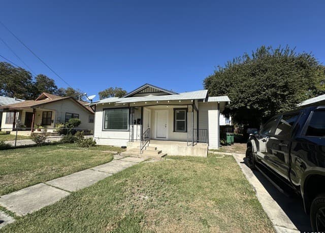 4-bedroom rental at 211 Preston in San Antonio, TX — photo 3