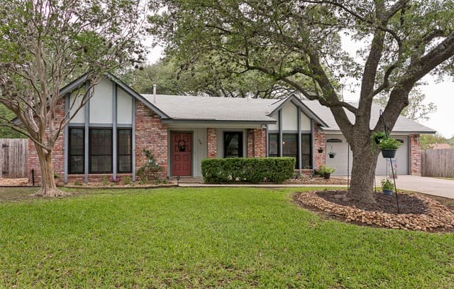 3-bedroom rental at 1707 Ashley Cir in San Antonio, TX — photo 2