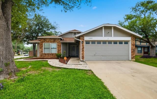 3-bedroom rental at 13203 Wood Climb St in San Antonio, TX — photo 5