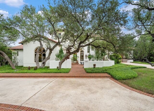 6-bedroom rental at 222 Farne Castle in Shavano Park, TX — photo 1