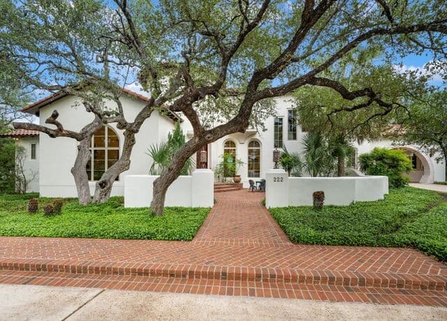 6-bedroom rental at 222 Farne Castle in Shavano Park, TX — photo 2