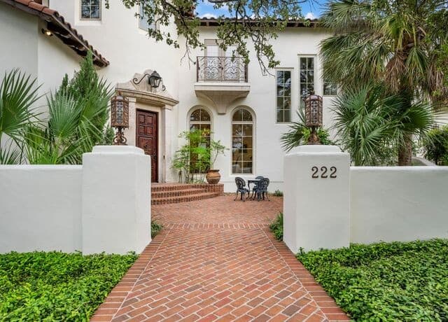 6-bedroom rental at 222 Farne Castle in Shavano Park, TX — photo 3